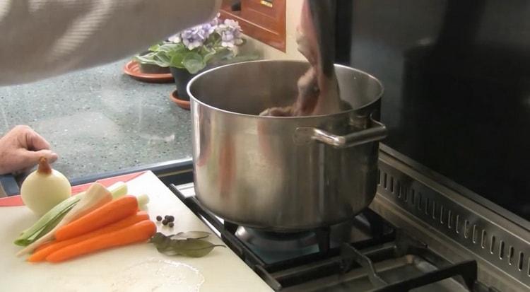 Per cucinare la lingua di manzo bollita secondo una semplice ricetta di cottura, bollire l'acqua