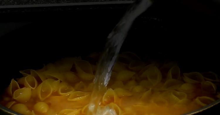 Per fare la pasta con la carne, aggiungi acqua