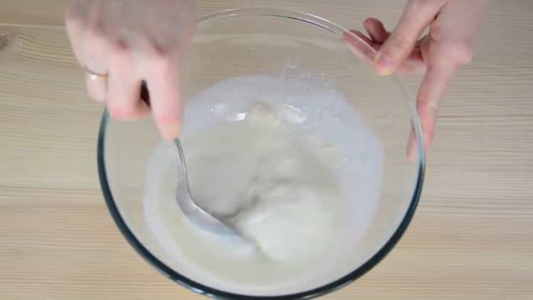 Per preparare un cupcake natalizio, prepara un impasto