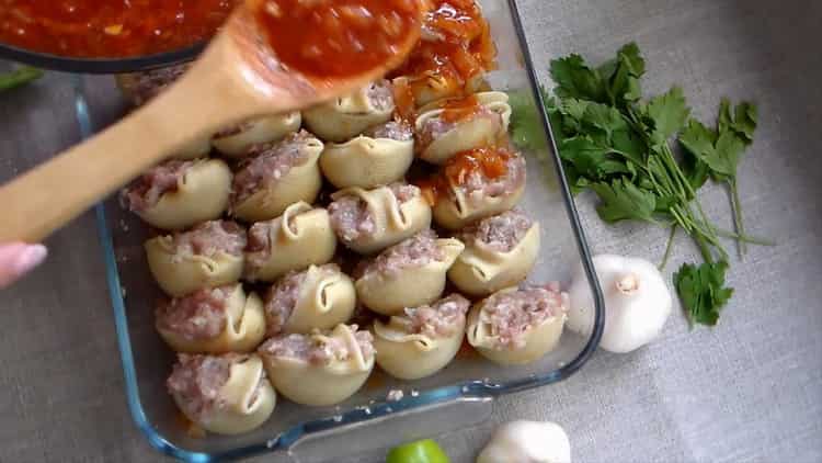 Per preparare il piatto, versare la pasta con la salsa