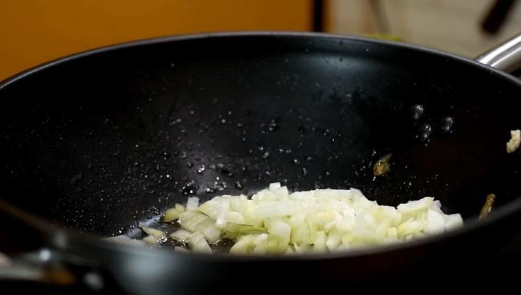 Per fare gli spaghetti, friggi le cipolle