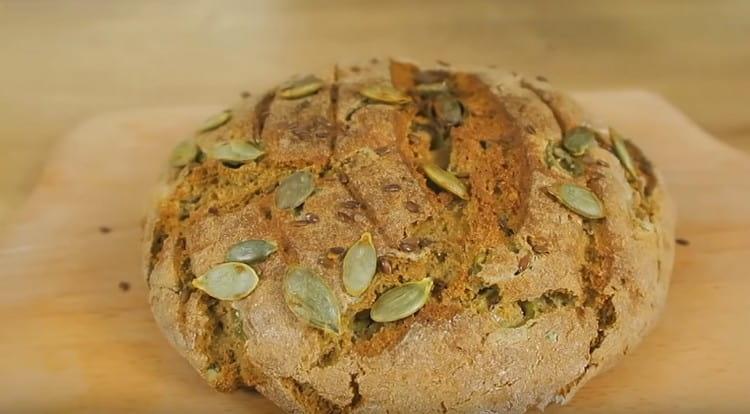 Appetitoso pane all'amaranto viene cotto per 40 minuti.