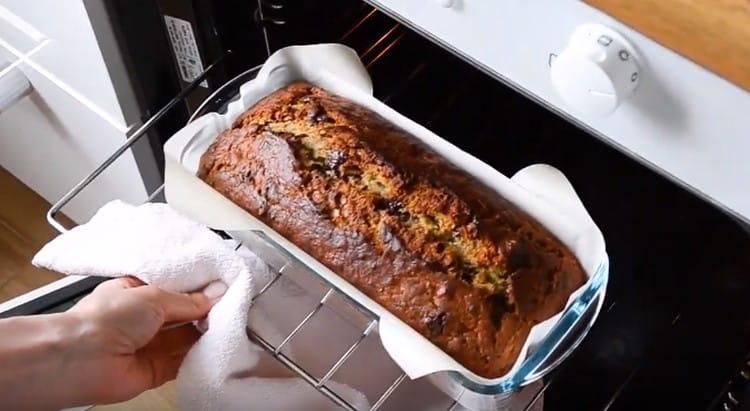 Il pane alla banana viene cotto secondo questa ricetta per un'ora.