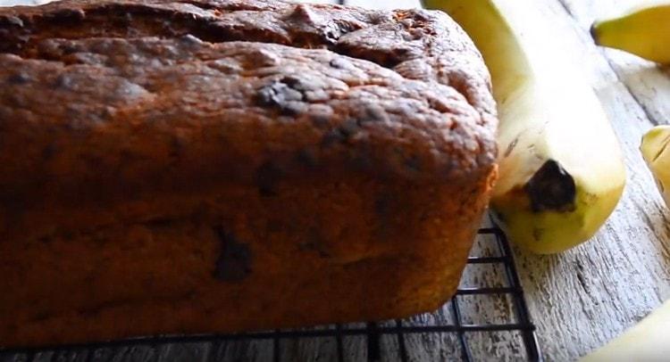 Il fragrante pane alla banana è pronto.