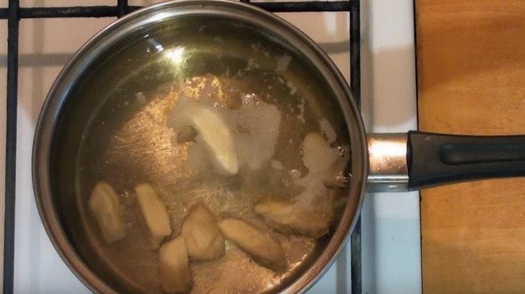 Distribuiamo i pezzi di pasta in una casseruola in olio vegetale bollente.