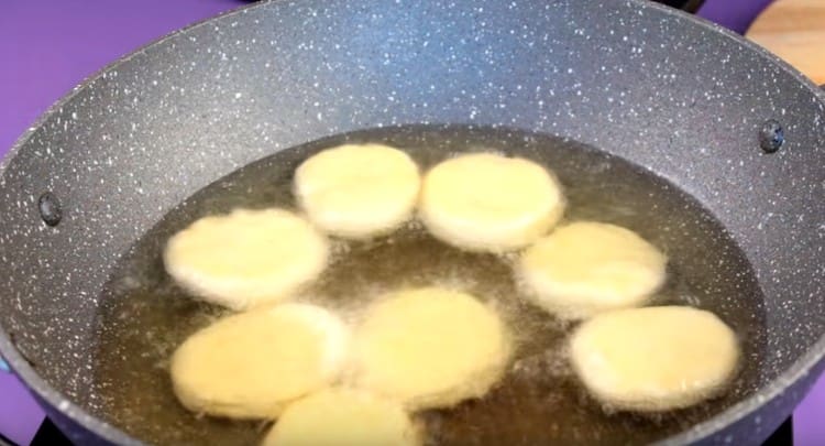 Torte fritte preparate in una grande quantità di olio vegetale.