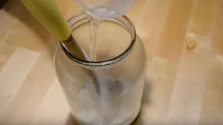 Prepariamo il condimento migliore con farina e acqua.