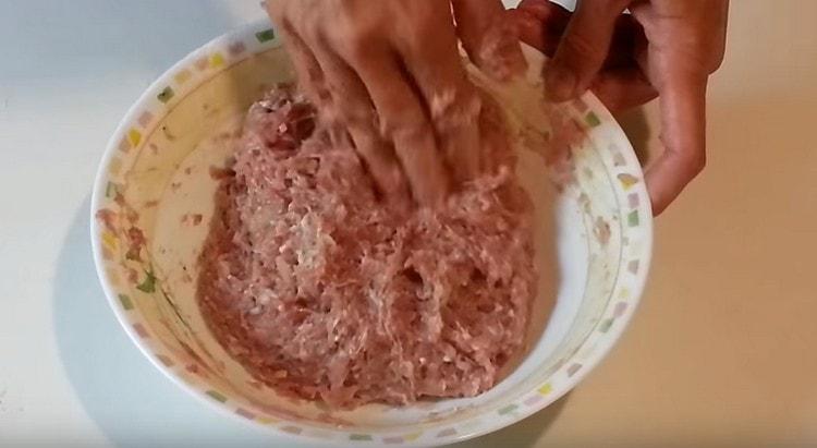 Ripieno di cottura con carne macinata e cipolle.