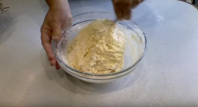 Iniziamo aggiungendo farina e impastando la pasta.