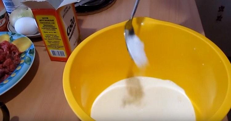 Versa il kefir in una ciotola, aggiungi la soda.