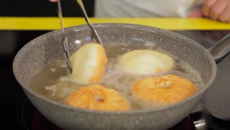 Friggere i bianchi in una padella in una grande quantità di olio vegetale.