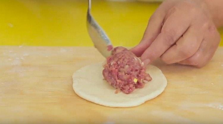 Rotoli ogni pezzo in una torta e metta sopra la carne tritata.