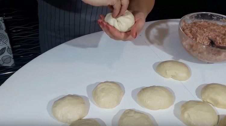 Raccogliamo l'impasto con un sacchetto attorno al ripieno, pizzico.