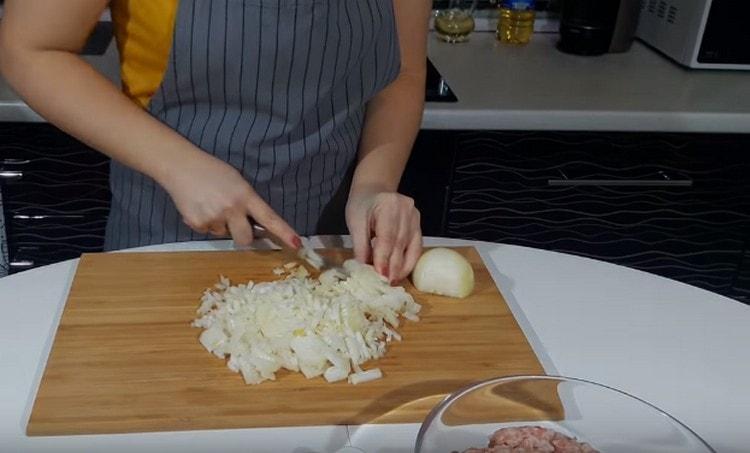 Tritare finemente la cipolla per la carne macinata.