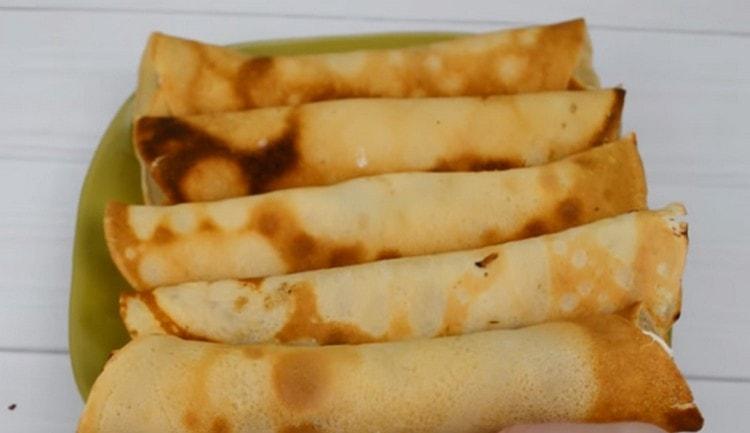 Tali pancakes devono essere inviati al frigorifero per l'impregnazione.