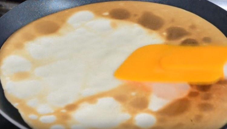 Friggere i pancake in una padella asciutta.