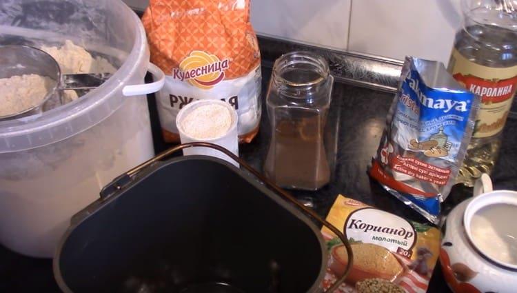 Versare l'acqua in un secchio di una macchina per il pane.