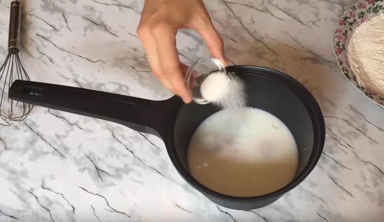 Aggiungiamo lievito e zucchero al latte caldo con acqua.