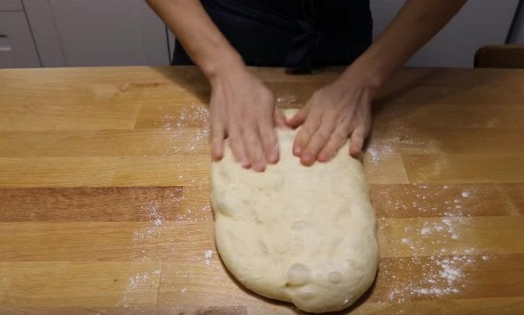 Togliamo l'impasto dal frigorifero, livellandolo in un rettangolo.