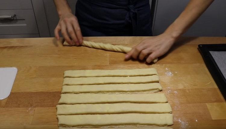 Trasformiamo ogni striscia di pasta in un laccio emostatico.