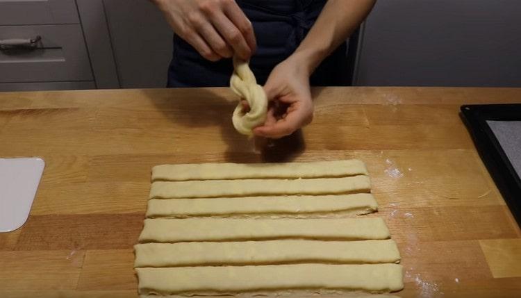 Viene annodato un flagello di pasta piegato a metà.