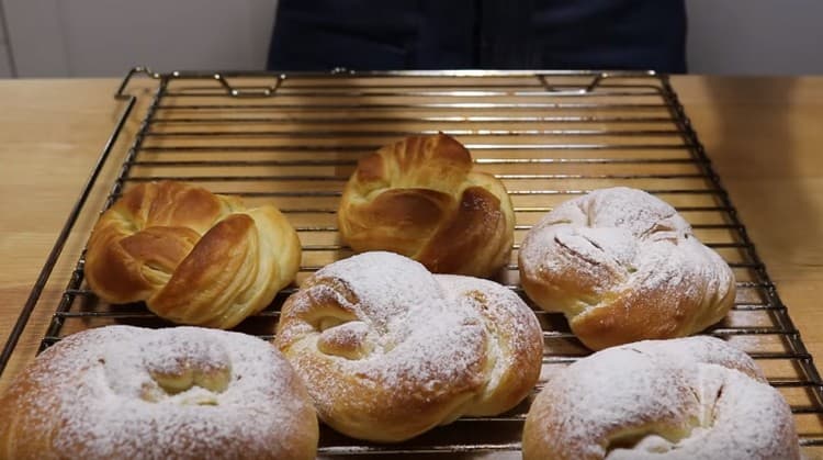 panini di pasta sfoglia così sontuosi possono anche essere cosparsi di zucchero a velo.