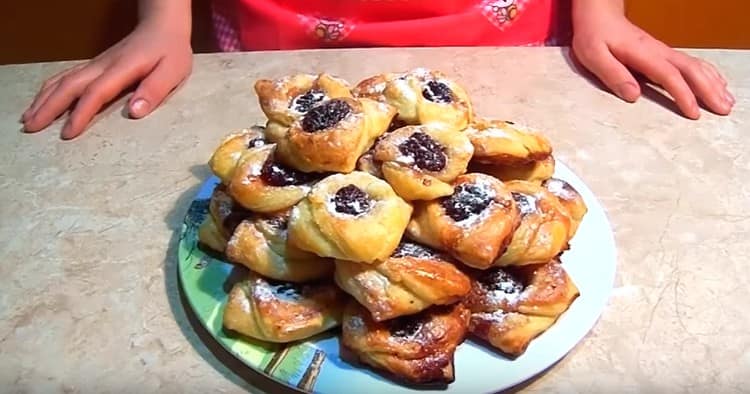 I panini pronti della pasta sfoglia con marmellata possono essere cosparsi di zucchero a velo.