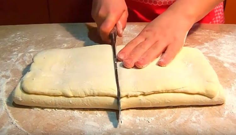 Tagliare la pasta sfoglia a metà.