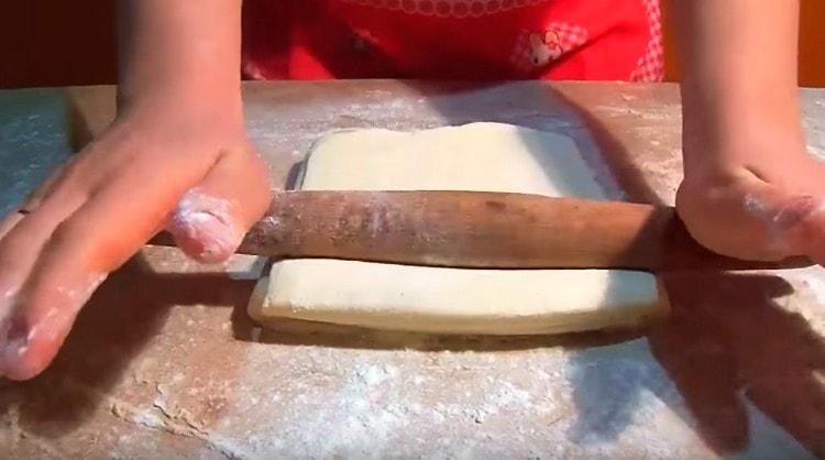 Stendere la pasta sottilmente.