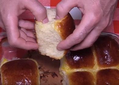 Cuciniamo focacce lussureggianti su kefir in forno su lievito secondo una ricetta passo-passo con una foto.