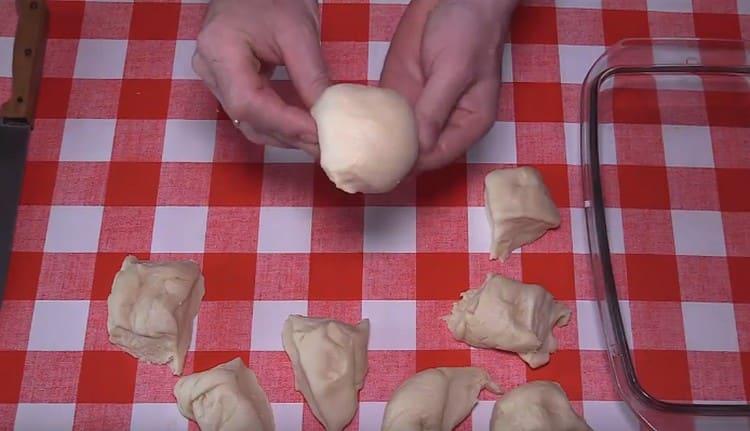 Intorno a ogni pezzo di pasta, formando un panino.