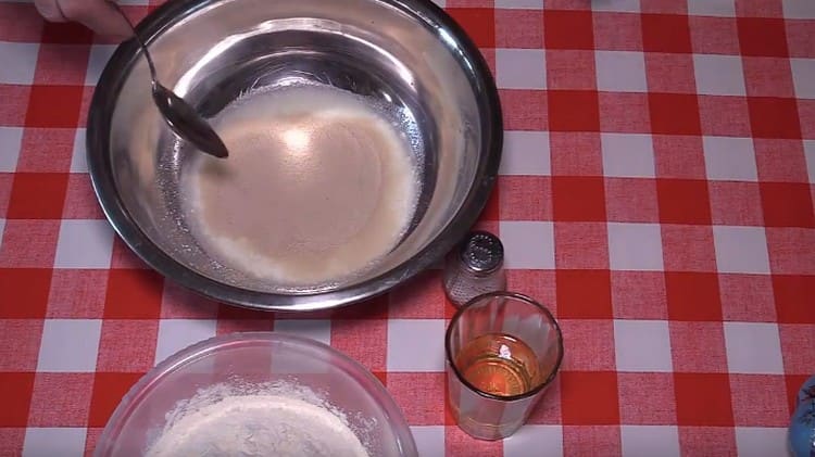 Aggiungi zucchero e lievito al kefir.