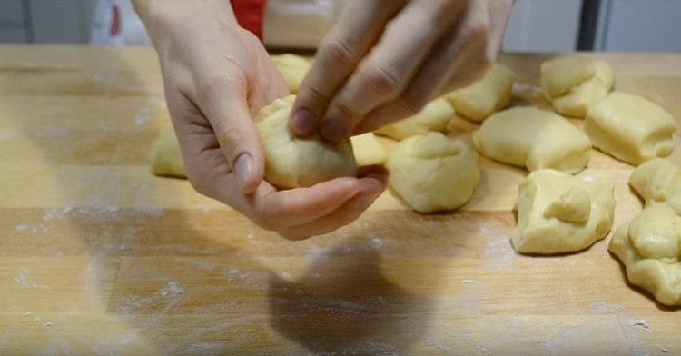 Rotoliamo ogni pezzo di pasta in una palla.