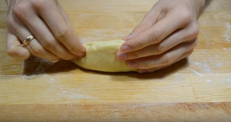 metti il ​​ripieno sulla torta e pizzica delicatamente i bordi.