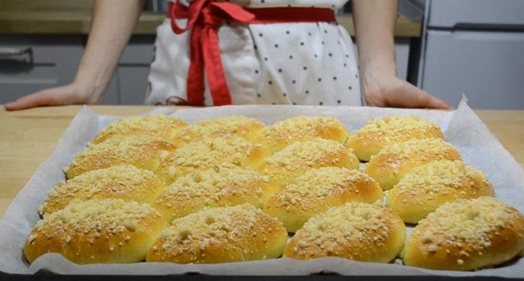 Tali panini con marmellata vengono cotti per 20-25 minuti.