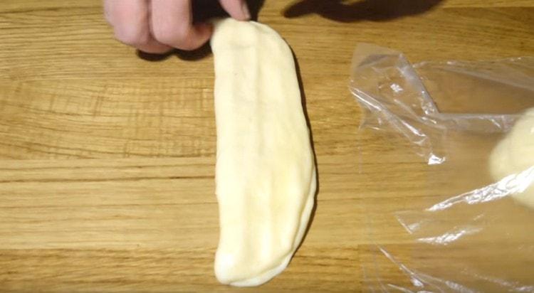 Piega la tortilla con il ripieno a metà.