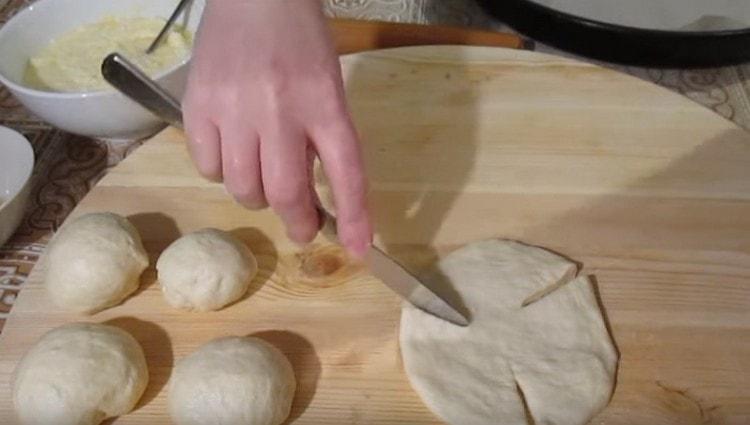 Facciamo tagli lungo i bordi delle torte.