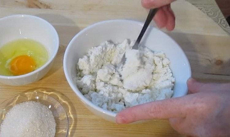 Impastare la ricotta.