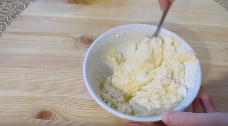 Mescolare la ricotta con zucchero e uova.