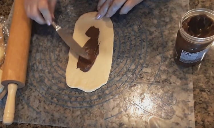 Lubrificare le torte risultanti con pasta di cioccolato, lasciando i bordi liberi.