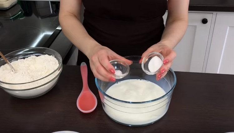 Nel latte caldo, aggiungi sale e zucchero.