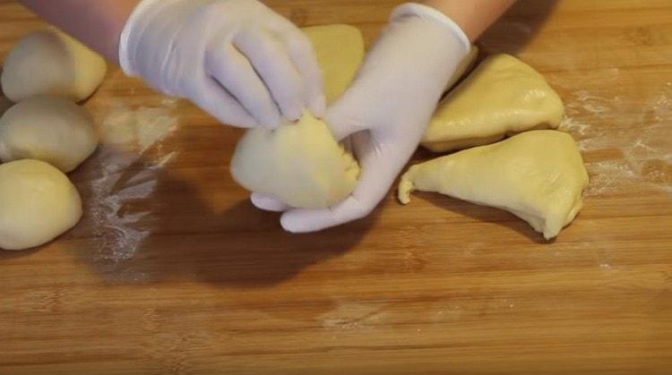 Rotoliamo ogni pezzo di pasta in una palla.