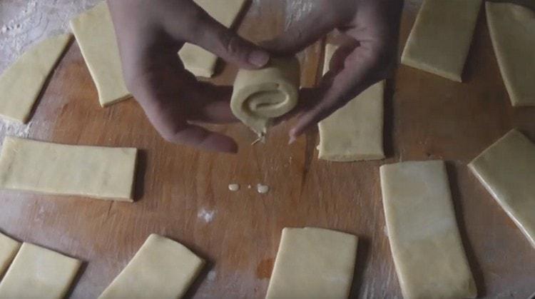 Torchiamo ogni striscia di pasta con un rotolo.