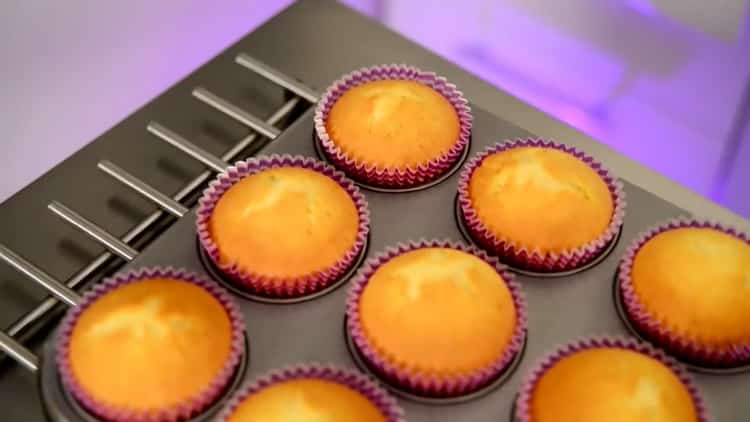 Per preparare cupcake a casa, aggiungi coloranti alimentari