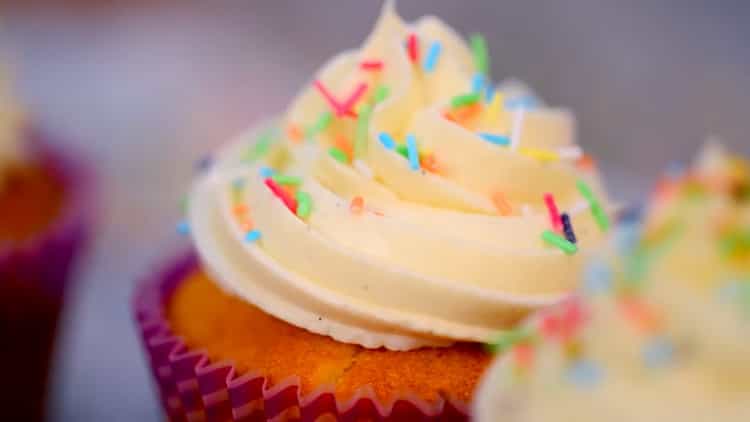 Per preparare i cupcake a casa, prepara una busta di pasta