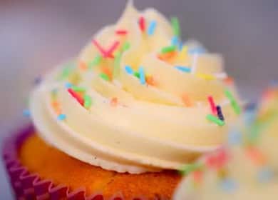 Cupcakes a casa secondo una ricetta passo-passo con una foto