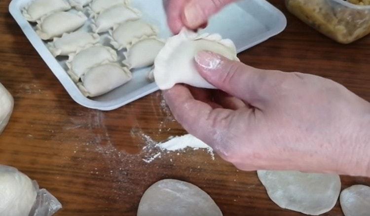 Pizzichiamo i bordi dell'impasto, formando gnocchi.