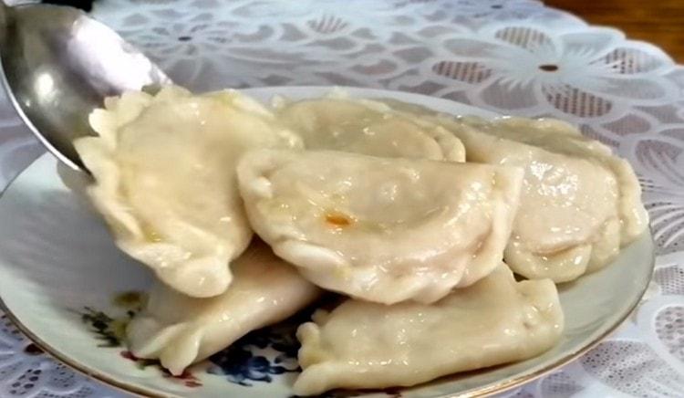 Qui abbiamo gnocchi così deliziosi con patate e cavolo.