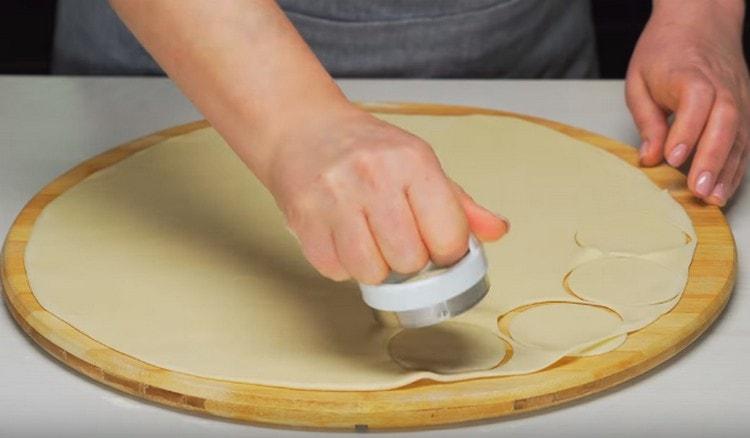 Stendi la pasta e ritaglia i cerchi per gli gnocchi.