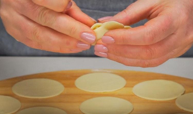 Pizzichiamo i bordi dell'impasto, collegandoli.